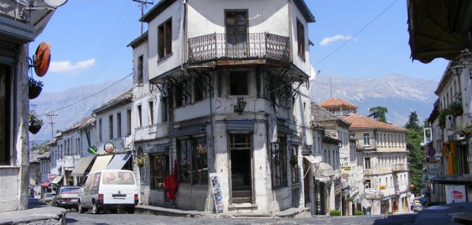 Sherr zyrtarësh, goditet me grusht në zyrën e tij nënkryetari i bashkisë