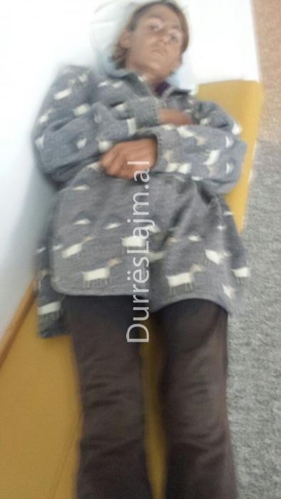 Gruaja me turbekuloz që fle prej ditësh në korridoret e spitalit të Durrësit