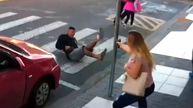 Nëna e guximshme qëllon për vdekje të riun, tentoi të grabiste fëmijët dhe prindërit (VIDEO)