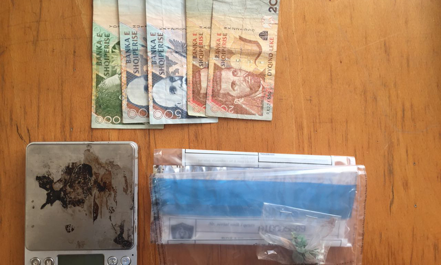 Shpërndante heroinë, arrestohet 22-vjeçari