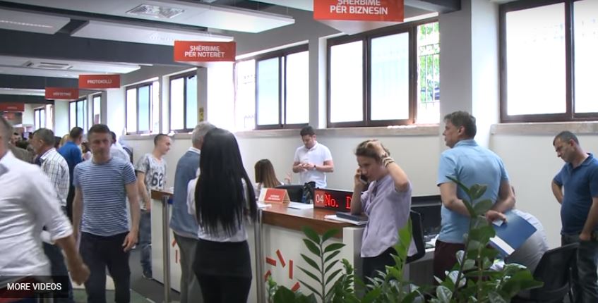 Shkarkohet nga detyra dhe kallëzohet punonjësi i Hipotekës