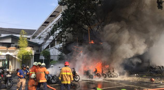 Familja kamikaze vret 11 persona në Indonezi, ISIS merr përgjegjësinë