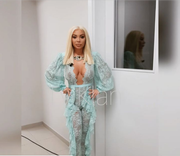 I shkon pa të brendshme në emision, Arian Çani: Ç’më bëre kështu! (FOTO)