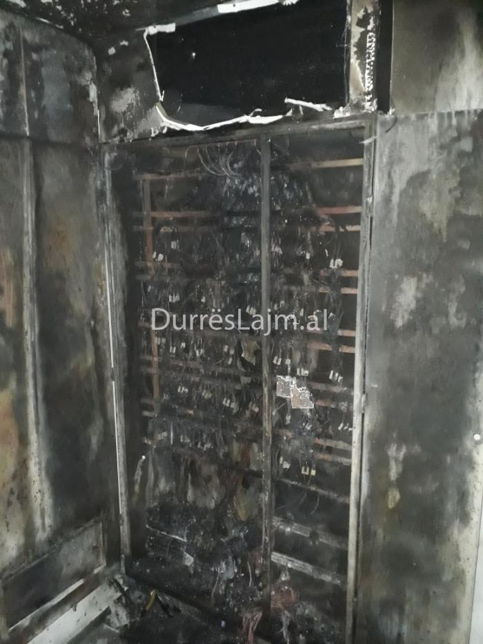 Shkrumbohet kabina elektrike e pallatit shumëkatësh në Durrës, banorët përfshihen nga paniku (VIDEO)