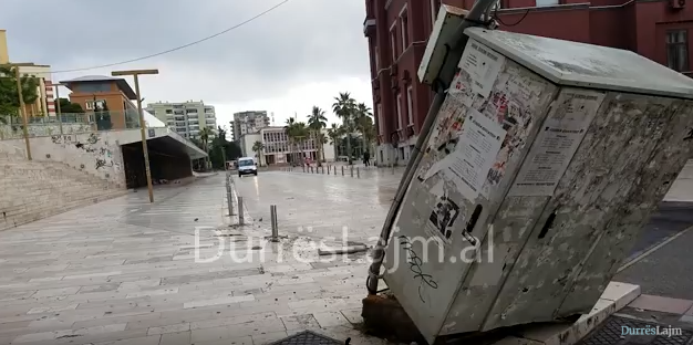 Kabina ‘që nuk gjen qetësi’ në qendër të Durrësit (VIDEO)