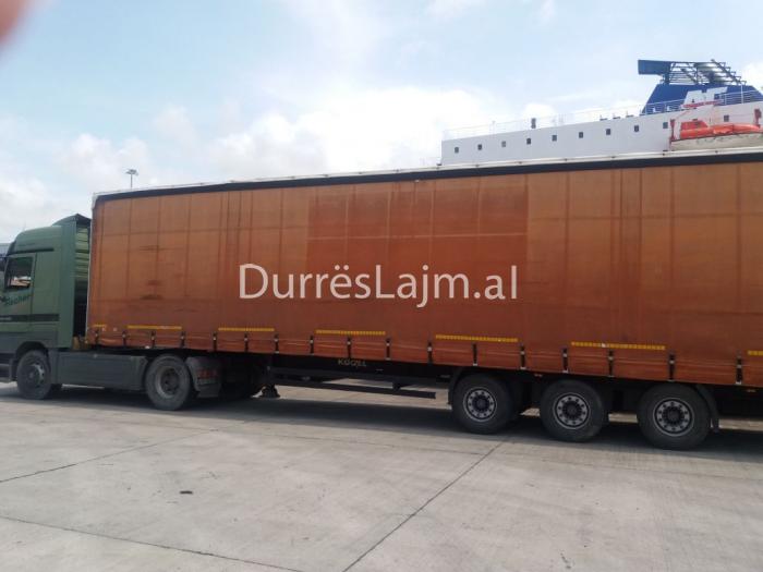 EMRAT/ Të fshehur në trailer, arrestohen të rinjtë nga Durrësi që merreshin me kalim kufiri të paligjshëm