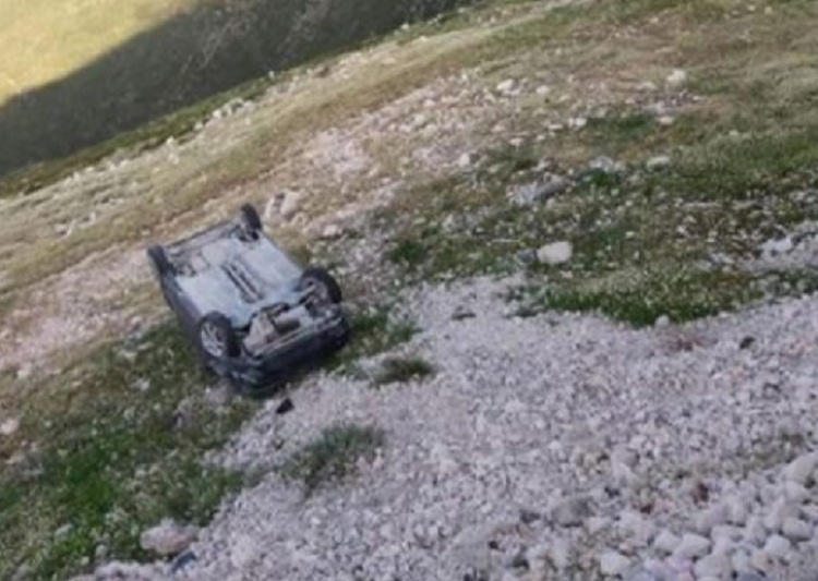 EMRAT/ Makina bie 10 metra poshtë rrugës, plagosen rëndë 3 të rinj