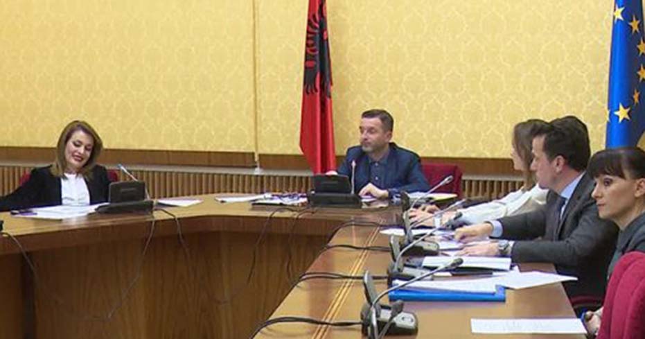 Deputeti i PD-së: Kërkoji falje dy gazetareve që nxore jashtë, Braçe: Bëje ti