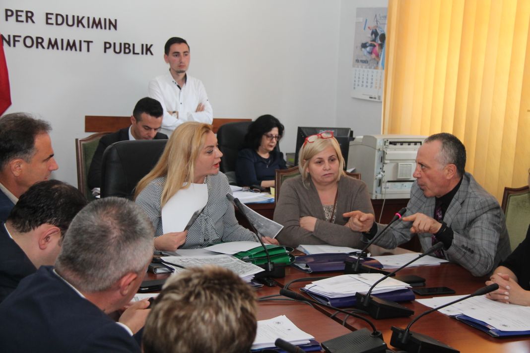 Plas sherri në komision, deputeti i Durrësit: Albana Vokshi i tha ‘e çmendur’ ministres