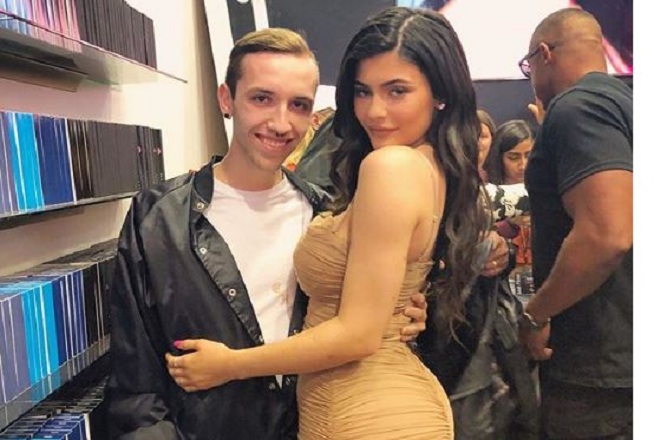 Kylie Jenner i blen dhuratë 2.000 dollarë fansit të saj