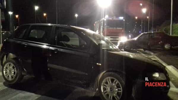 Shqiptari 28-vjeçar përfundon në korsinë e kundërt, përplaset me “Benz”-in (FOTO)