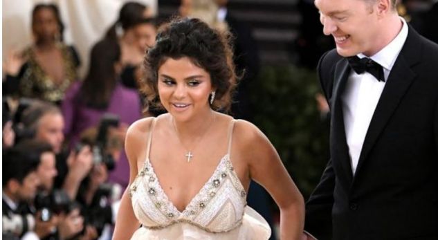 Veshjet më skandaloze në Met Gala (FOTO)