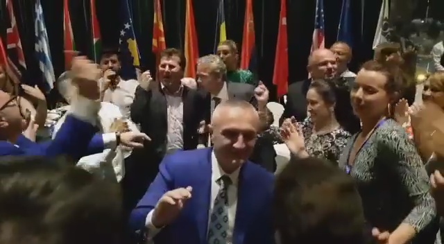 VIDEO/ Presidenti Meta dhe ambasadori Lu “e djegin” me “Bafjarin”