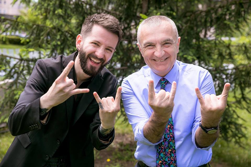 Me duart si rroker, Meta pozon me Eugent Bushpepën