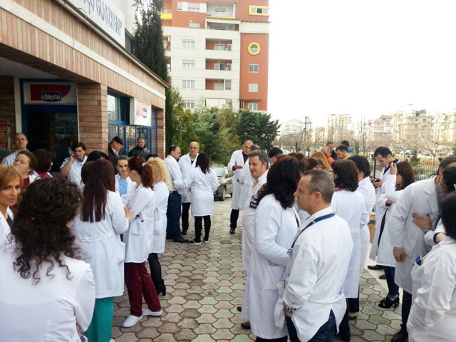 Farmacistët protestë sot para Kryeministrisë, pezullim të shërbimit në të gjithë vendin