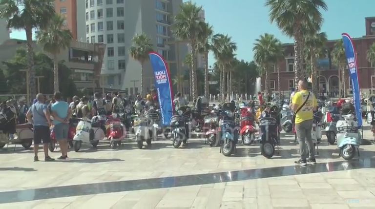 Motorët “Vespa” ‘pushtojnë’ Durrësin! (VIDEO)