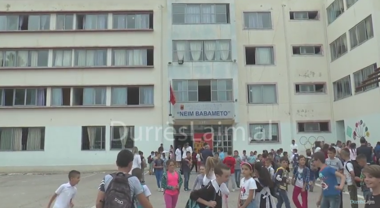 Durrës, aktivitet sensibilizues kundër trafikimit të fëmijëve (VIDEO)