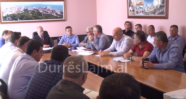 Prefekti i Durrësit mbledh Shtabin e Emergjencave Civile, masa kundër zjarreve në pyje (VIDEO)