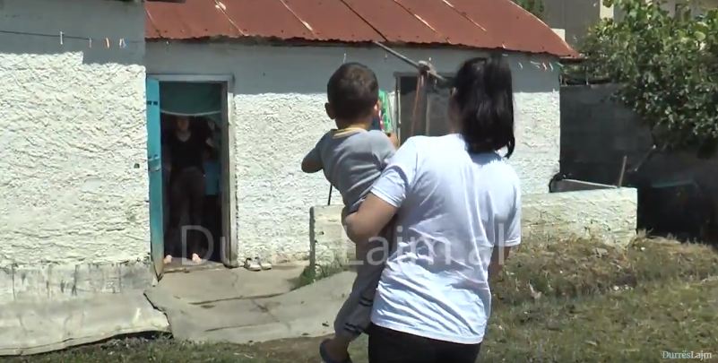 Durrës, mbijetojnë mes varfërisë ekstreme, dërgohen ndihma për familjen Sina (VIDEO)