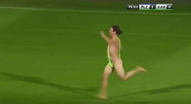 VIDEO/ Një tifoz i zhveshur ndërpret ndeshjen për disa minuta