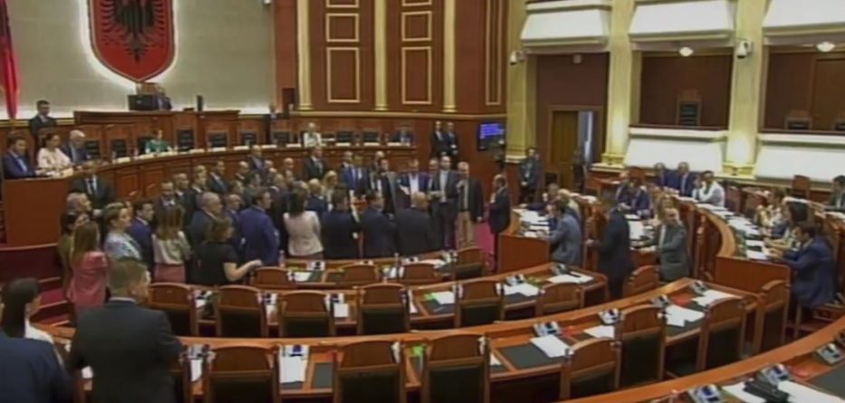 Ndërpritet sapo nis seanca e Kuvendit