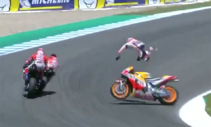 VIDEO/ Përplasje treshe me “fluturim” pilotësh. Kush e kishte fajin?