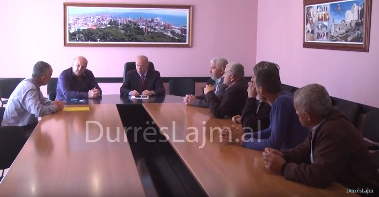 Protesta në Durrës për përmbytjet/ Prefekti takon banorët: Do t’i japim zgjidhje problemit! (VIDEO)