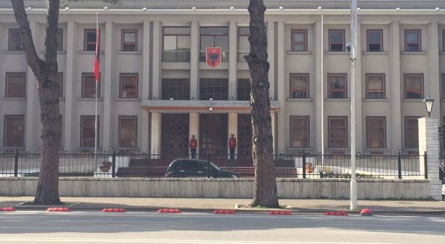 Sherr me thika te Presidenca, tre të plagosur