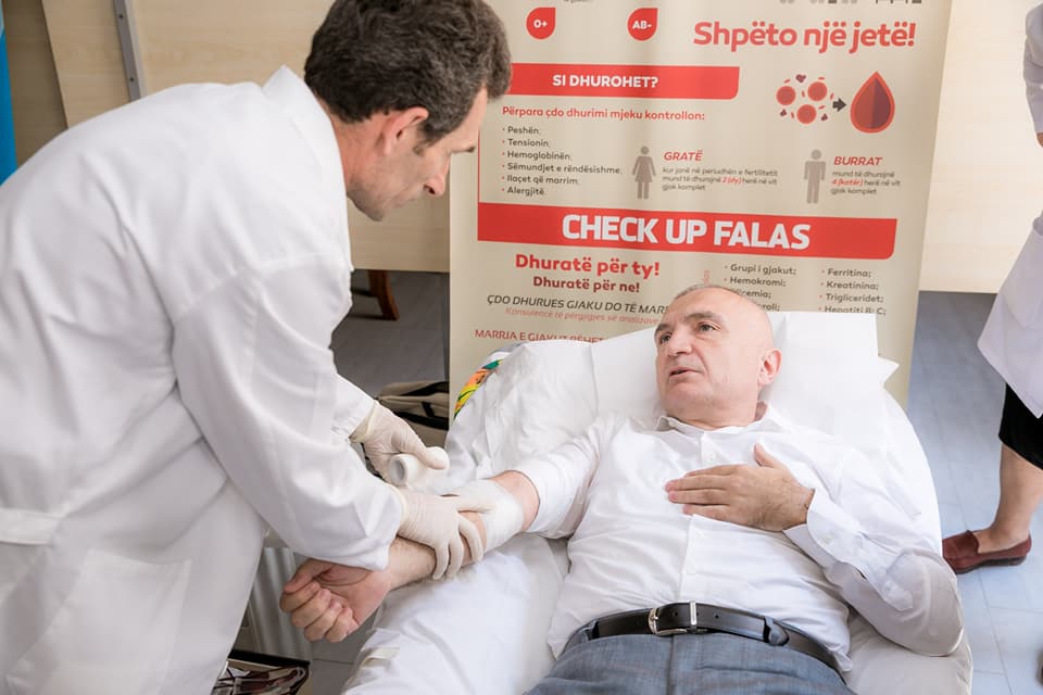 Dita e Talasemisë/ Presidenti Meta dhuron gjak dhe jep mesazhin e rëndësishëm