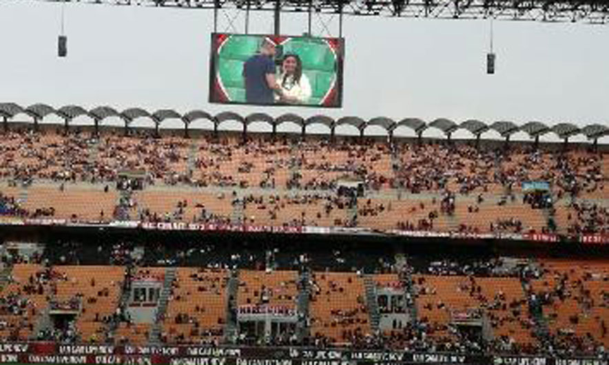 Propozim special për martesë para ndeshjes Milan-Fiorentina