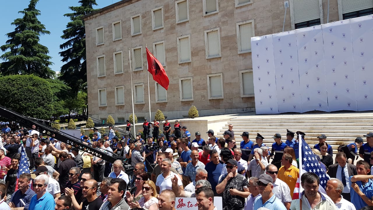 Mediat e huaja, WP: Mijëra shqiptarë kërkojnë dorëheqjen e qeverisë