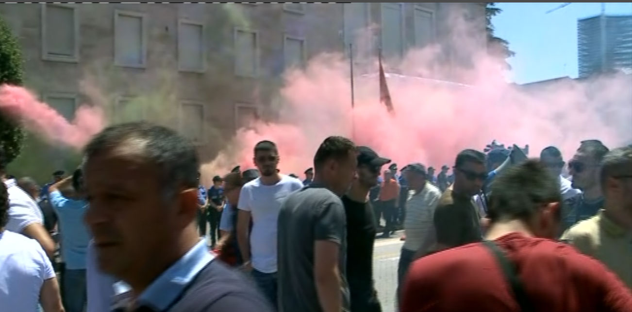 “Plas” tek ministria e Brendshme, protestuesit shtyjnë policët e hedhin tymuese