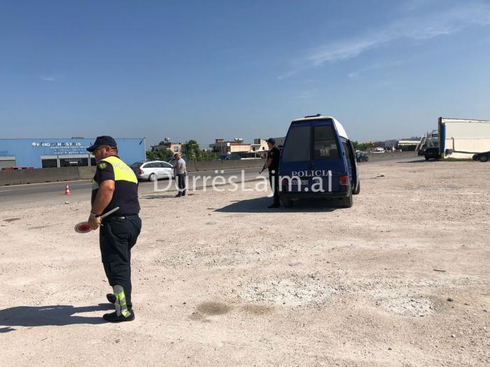 Postblloqe të shumta policie në autostradën Durrës-Tiranë (FOTO)