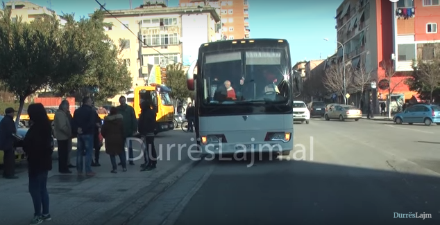 Durrësi i bashkohet protestës së opozitës, ja sa qytetarë nisen drejt Tiranës