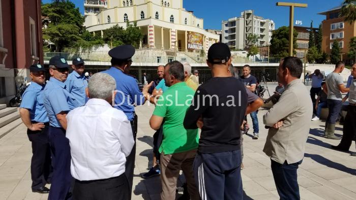 Të përmbytur e pa asnjë dëmshpërblim, banorët protestë para bashkisë së Durrësit