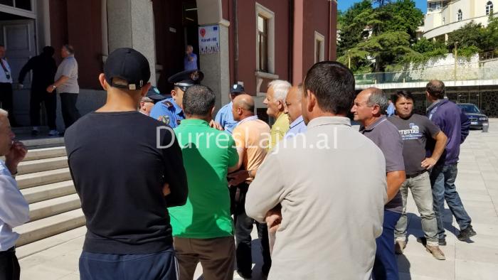 “Dorëzohen” fermerët e Durrësit, Erzeni u rrëmben gjithçka! Protestojnë para bashkisë për zgjidhje (VIDEO)