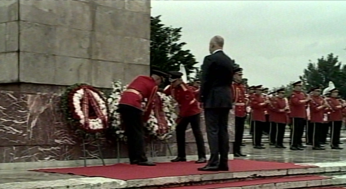 “5 Maji”/ Meta e Rama homazhe në Varrezat e Dëshmorëve