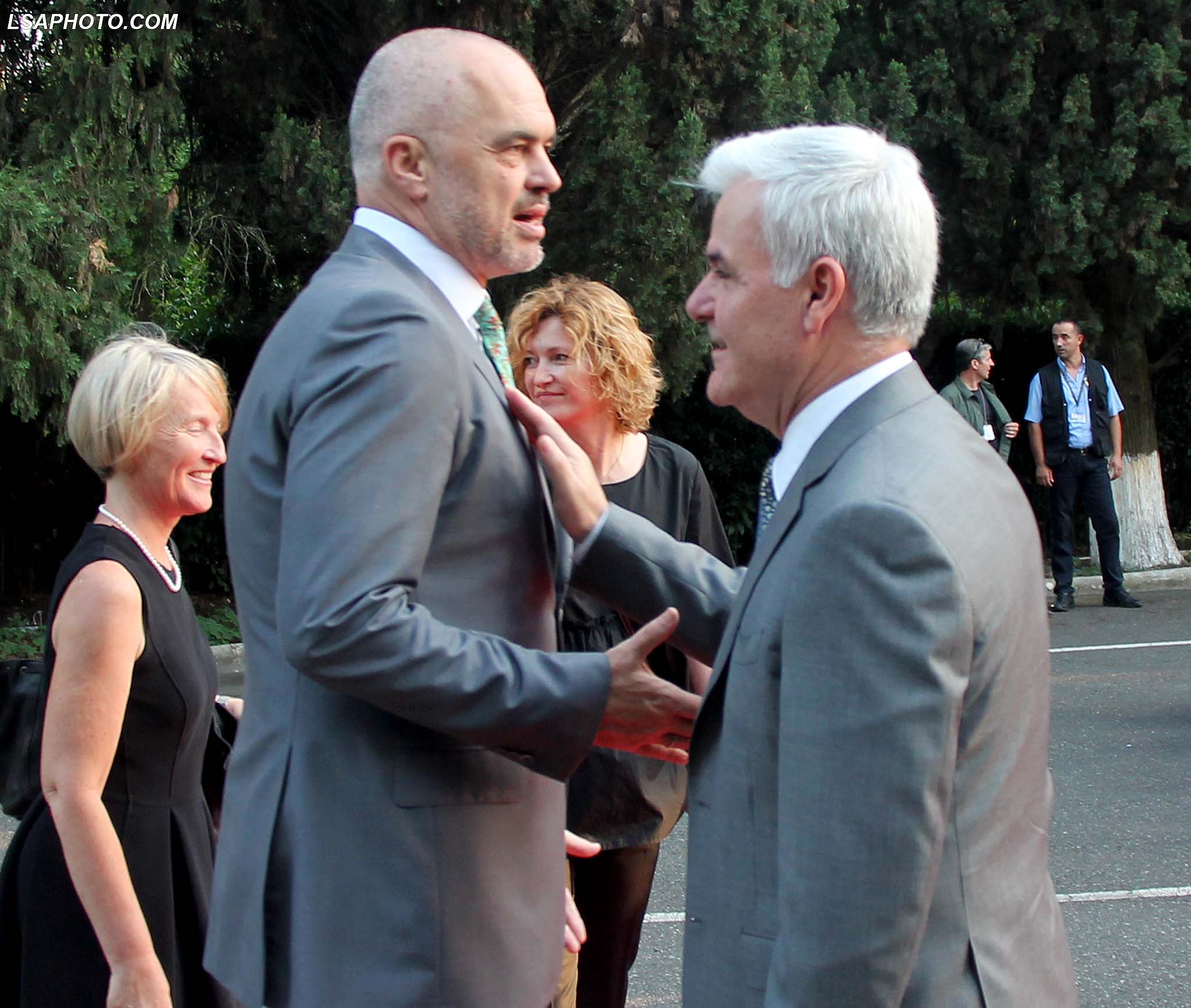 Rama pret ministrin Xhafaj në Kryeministri