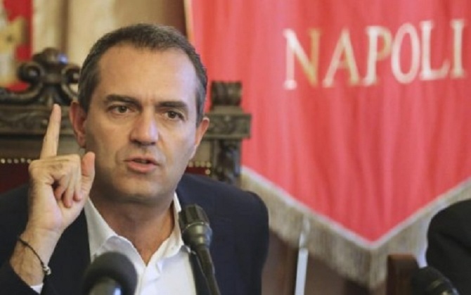 Revoltohet kryebashkiaku i Napolit: Institucionet janë të korruptuara
