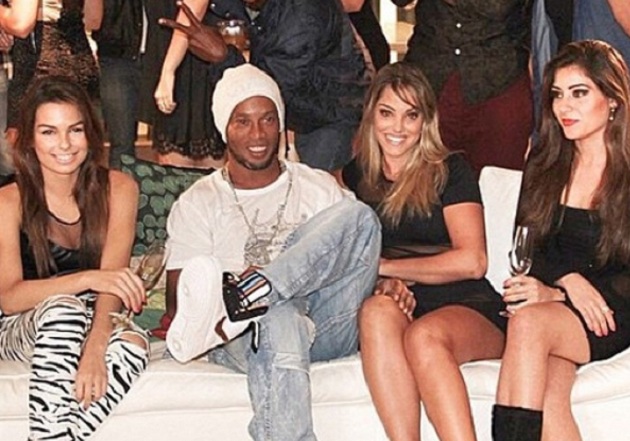 Futbollisti i njohur do martohet me dy të dashurat njëkohësisht