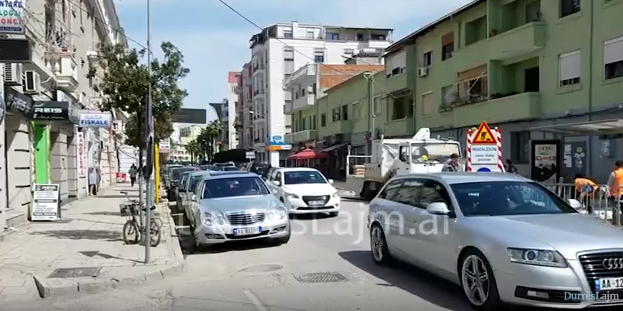 “E gjithë infrastruktura rrugore në Durrës në pikë të hallit”! Teliti thirrje durrsakëve të ndërgjegjësohen (VIDEO)
