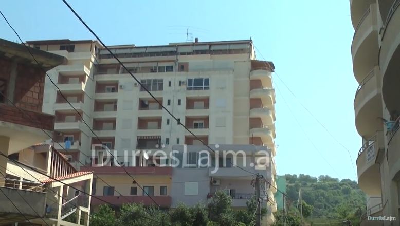 VIDEO/ Apartamenti ku u gjet arsenal armësh dhe drogë në Durrës
