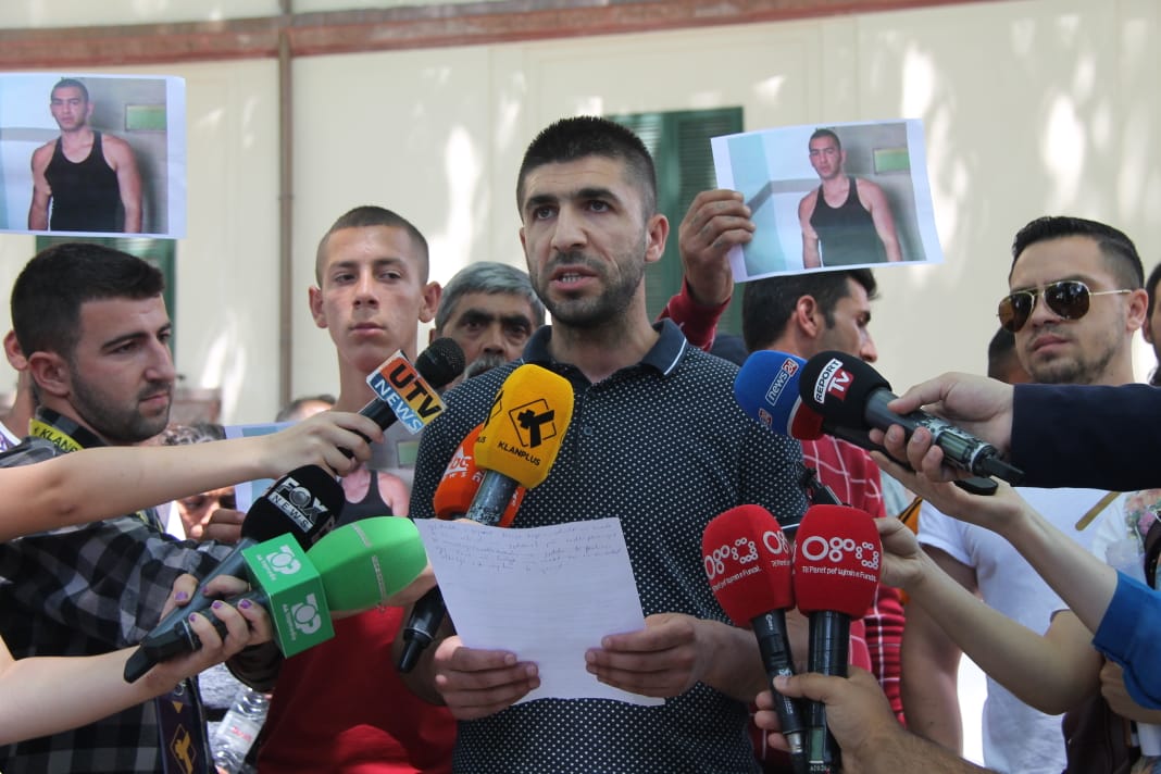 Protestë për vdekjen e të riut në Komisariat, vëllai: Duam drejtësi, kishte brinjët dhe shpatullën të thyer