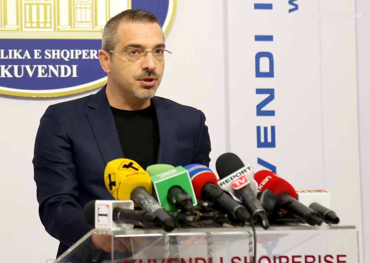 “Zëri i Amerikës” për dorëheqjen e Tahirit: Tani mes ish-ministrit dhe prokurorëve qëndron vetëm…