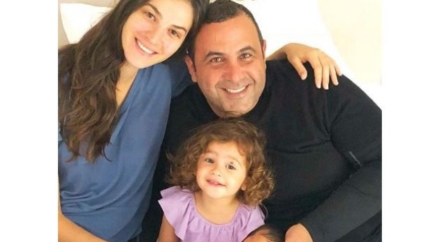 Pas lindjes së vajzës, vila e Emina Cunmulajt mbulohet me lule (FOTO)