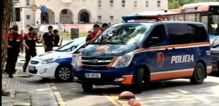 “Mos e ngacmoni, është e dashura ime”, flet i riu që plagosi 4 studentët para Presidencës