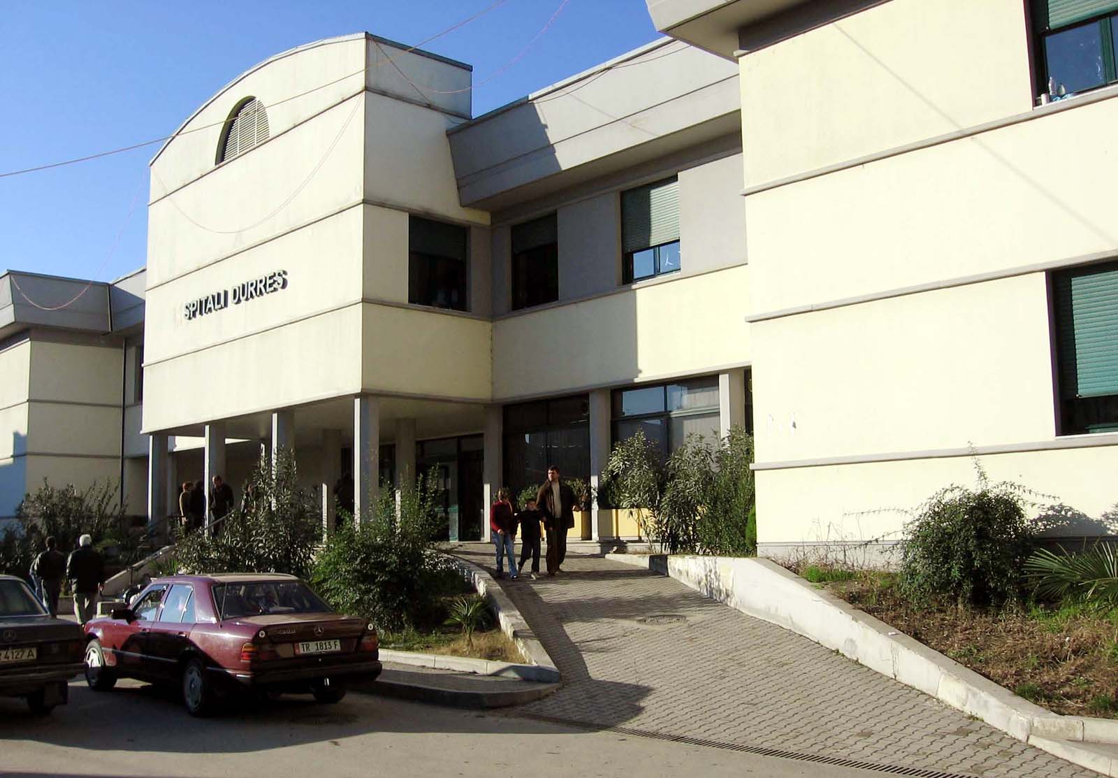 Makina aksidenton motorin në Durrës, në spital drejtuesi dhe vajza 17-vjeçare