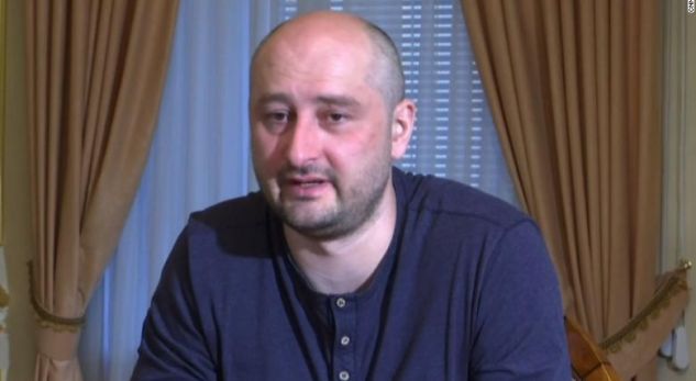 Gazetari përdori gjak derri për të inskenuar vdekjen