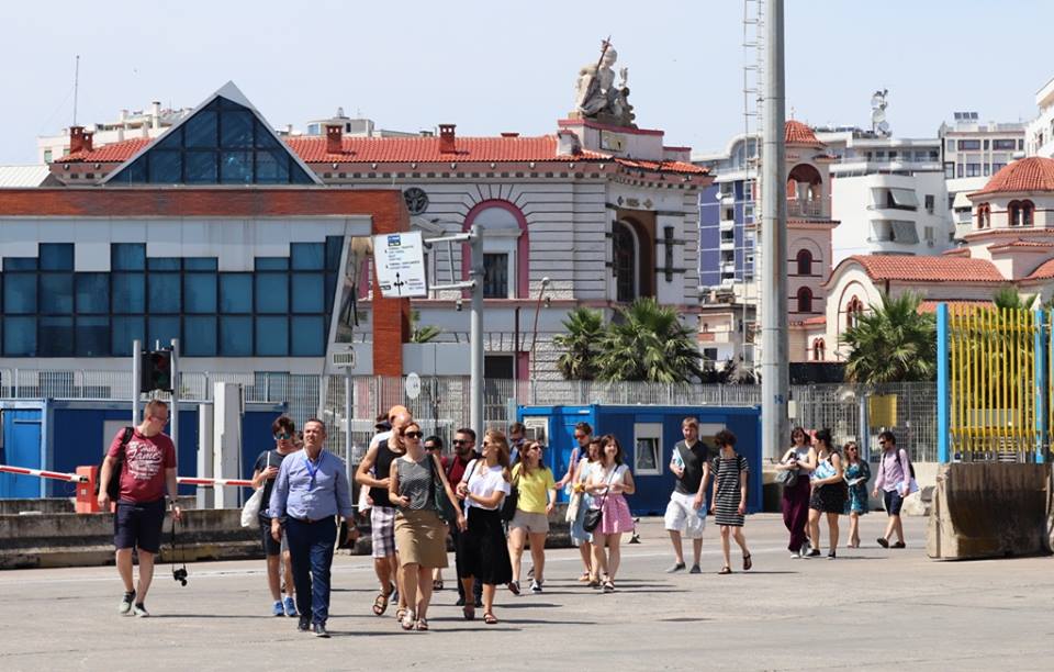 Studentë shqiptarë dhe të huaj vizitë në portin e Durrësit