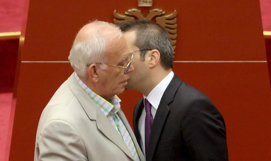 Zuri vendin e Tahirit, Spartak Braho betohet si deputeti më i ri i Kuvendit